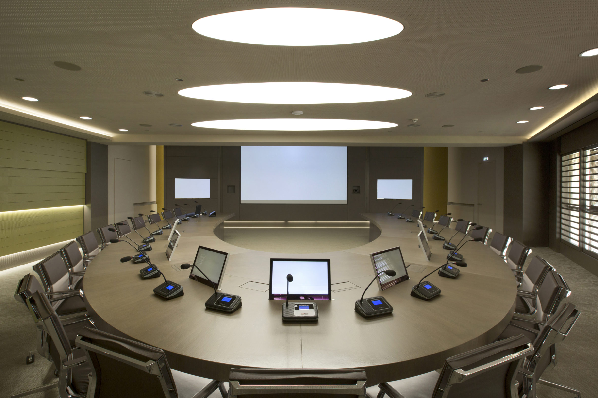 Los monitores motorizados DB2 de Arthur Holm, instalados en una impresionante sala de reuniones en Atenas.