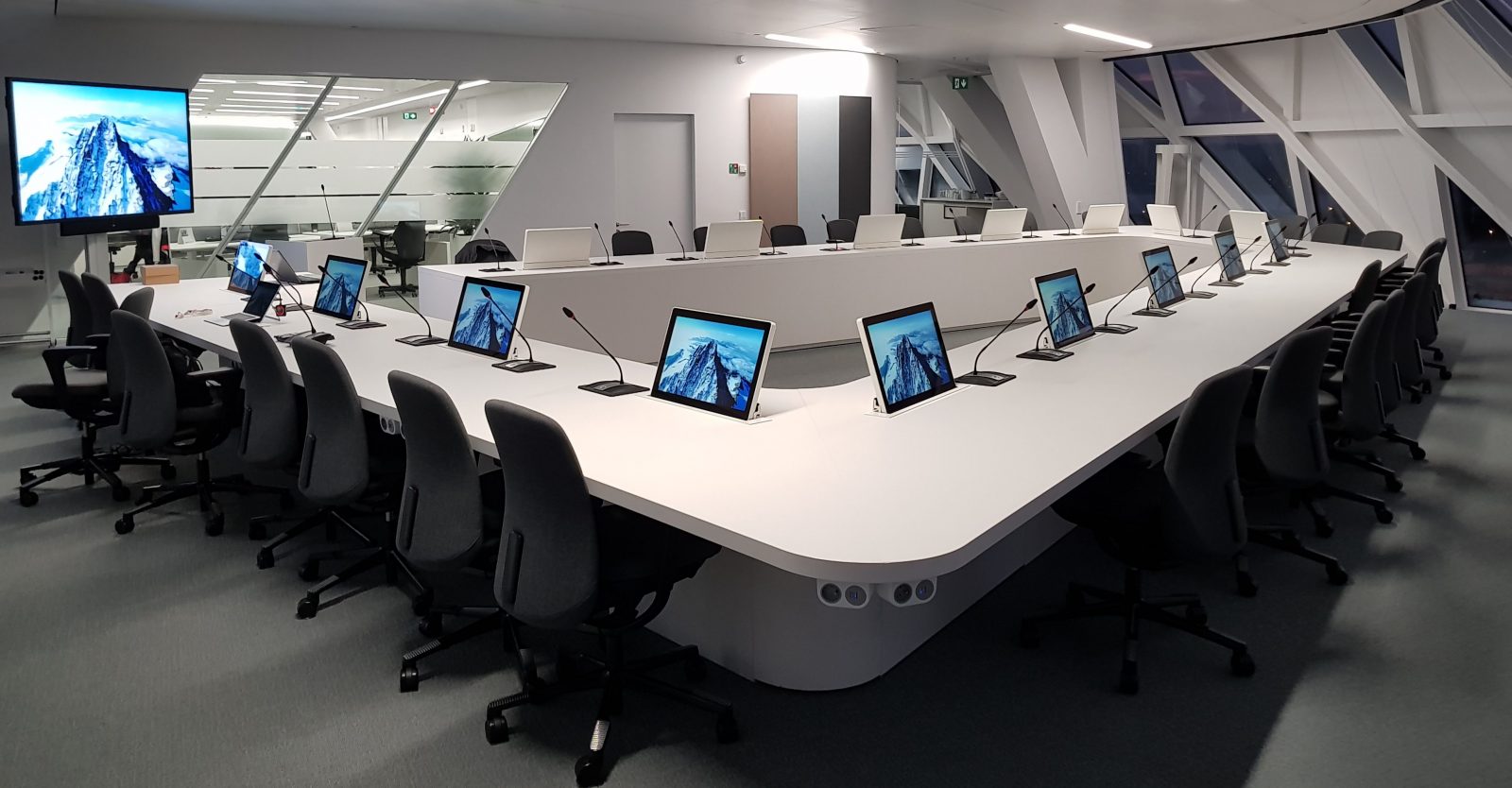 DynamicX2 monitors in the offices of the Antwerp Port Authority