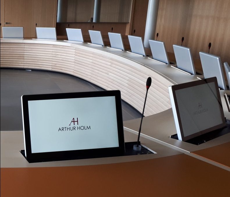 Fully operative table with motorized monitors