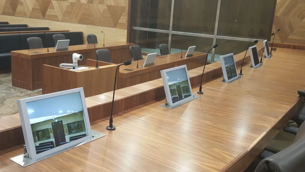 monitors per a les sales de justícia