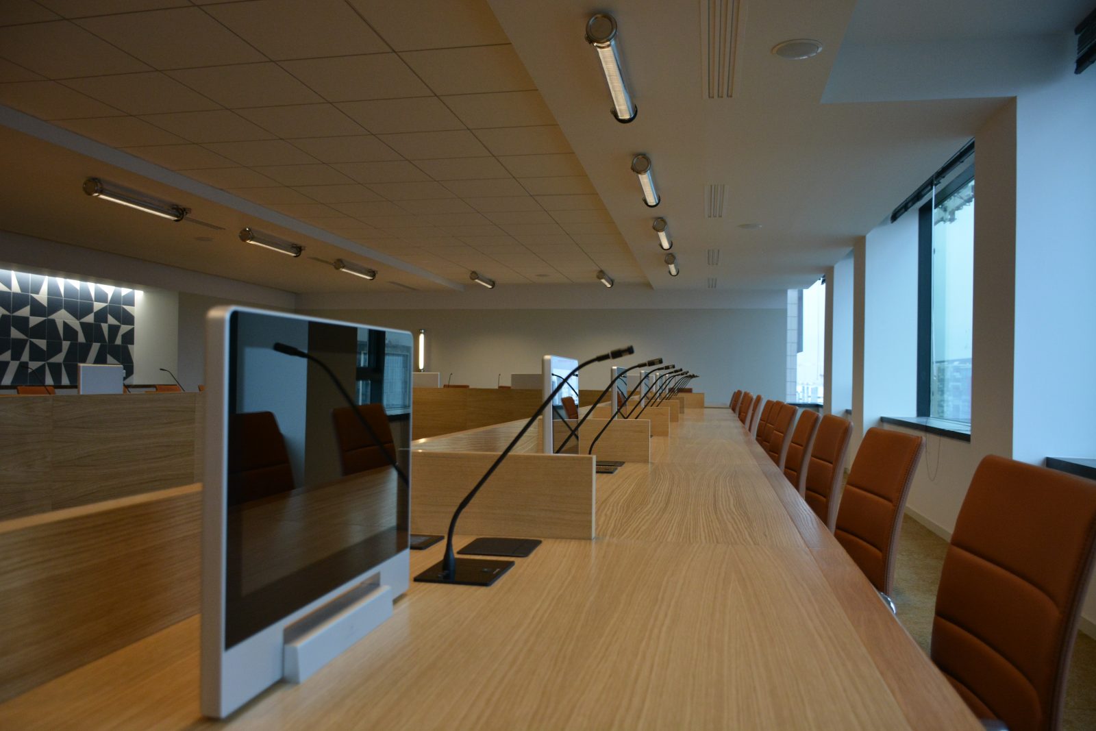 elegantes monitores plegables para salas de reuniones