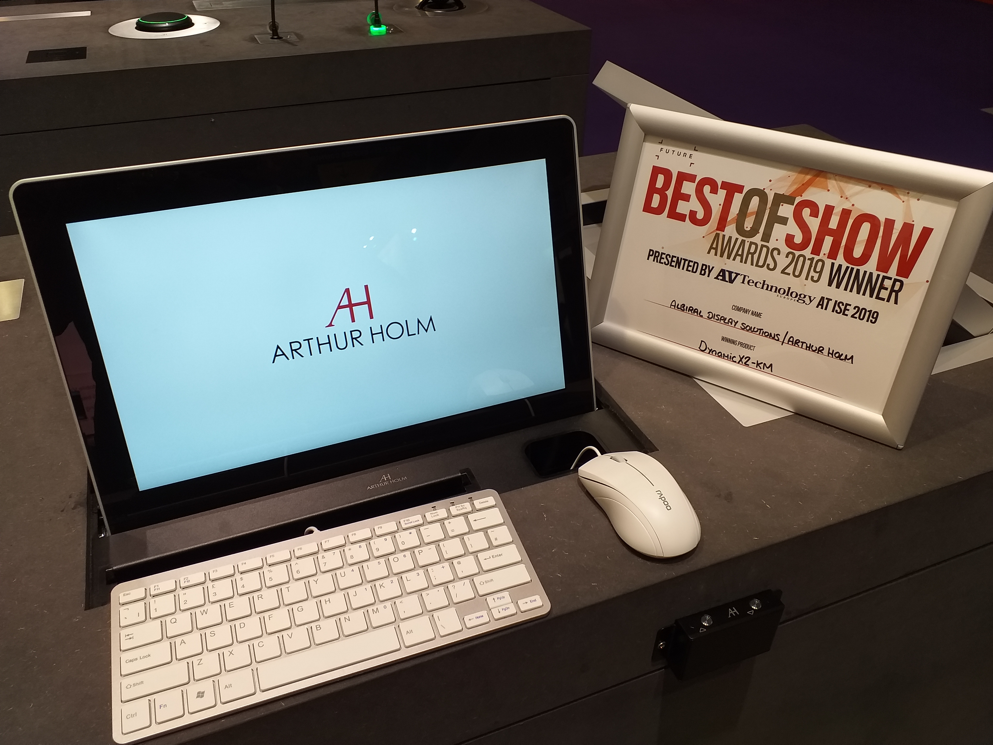 ISE 2019 RETRACTABLE MONITOR