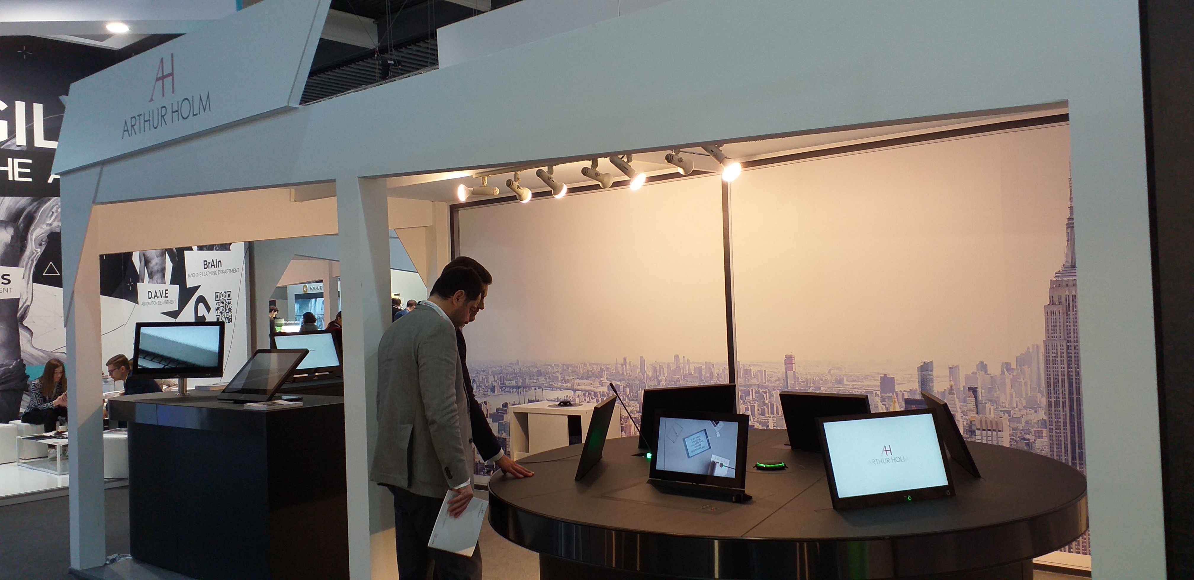 RETRACTABLE MONITORS MWC19