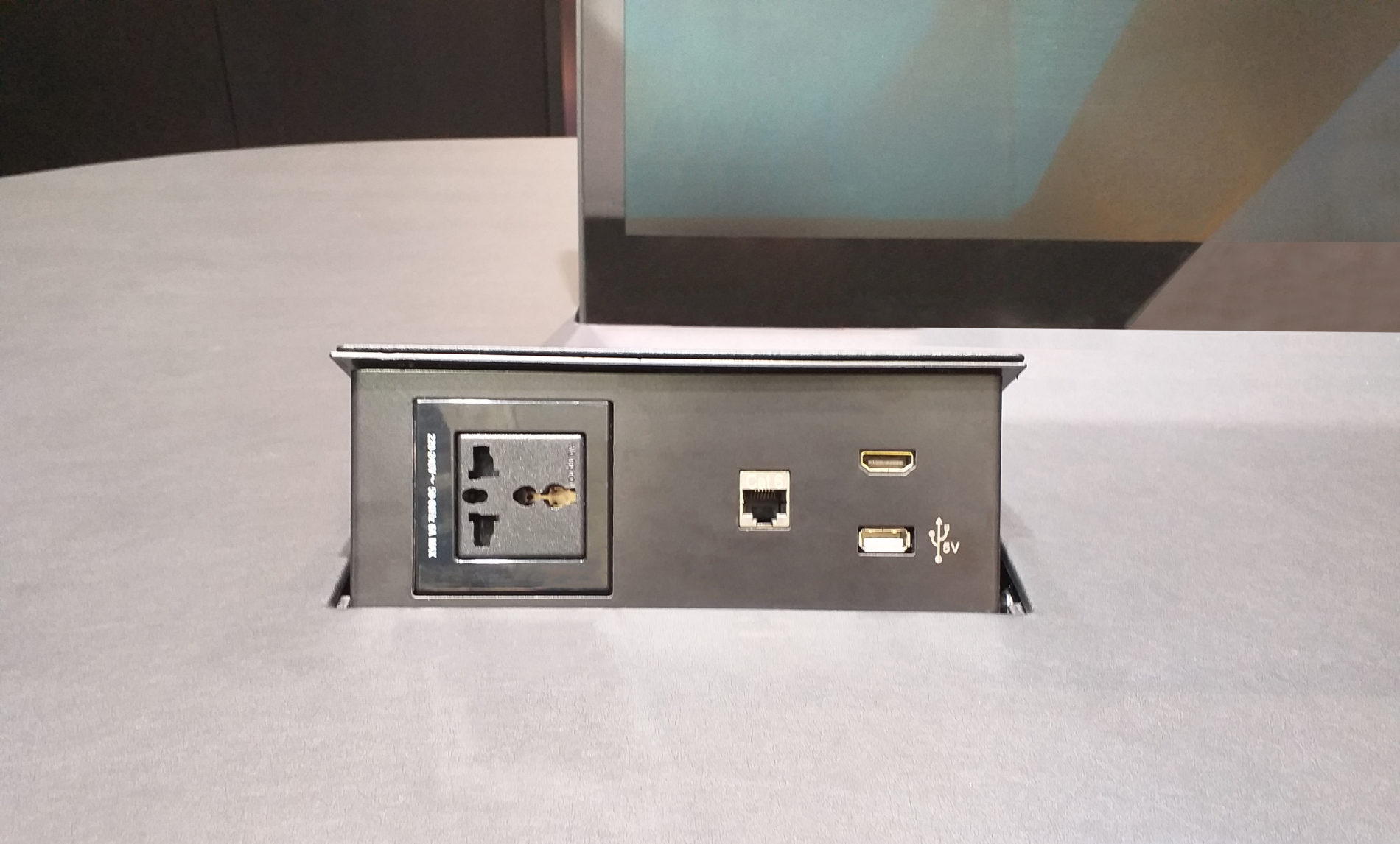 Connection box for huddle rooms