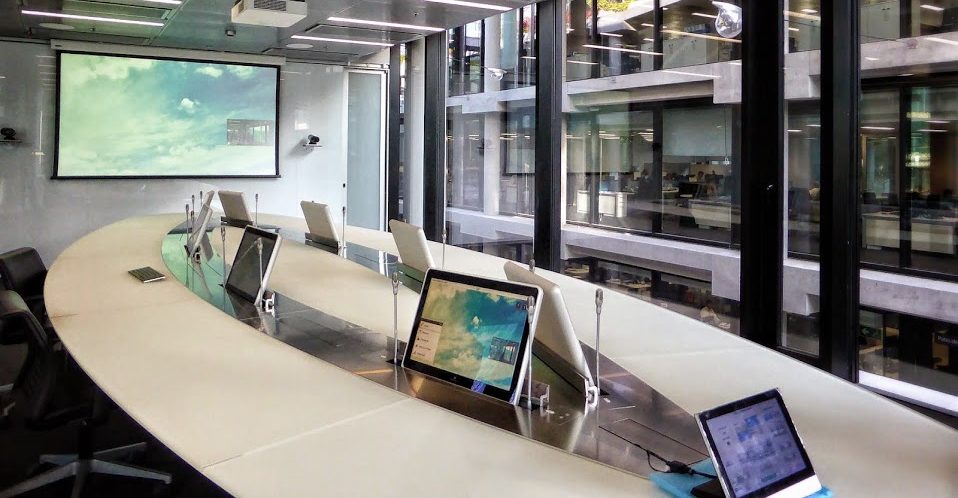 monitores de diseño retráctil para salas de reuniones