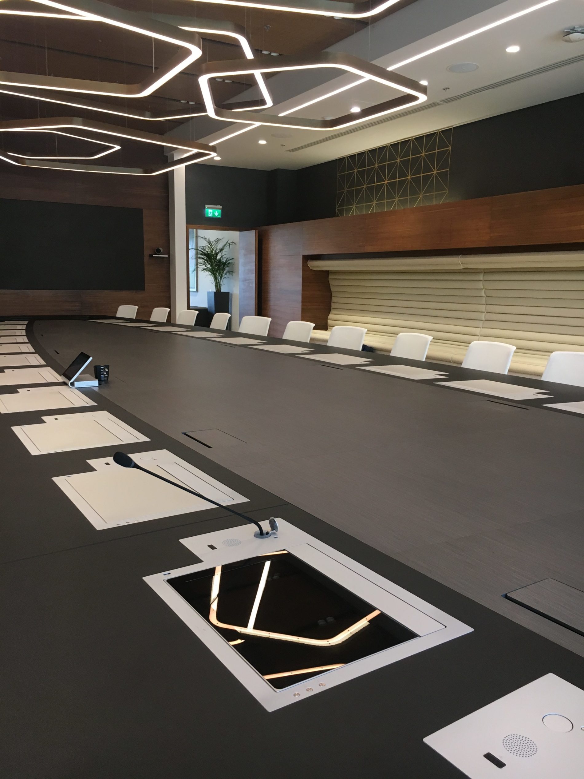 design monitors for meeting rooms