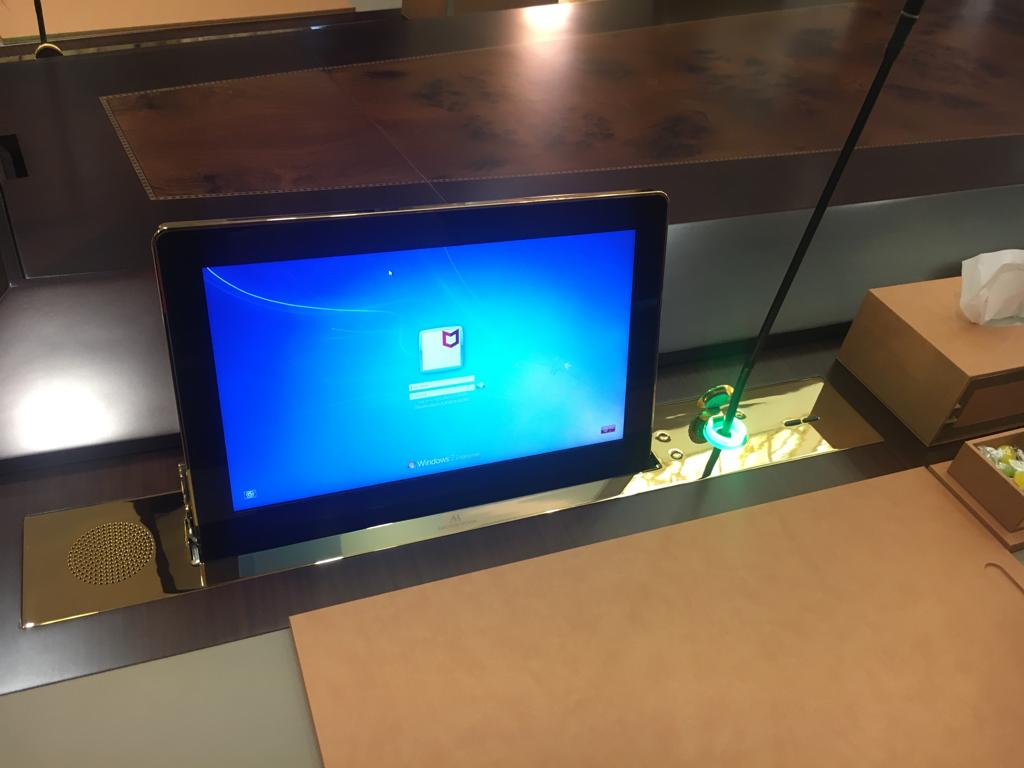 monitor retráctil para sala de reuniones
