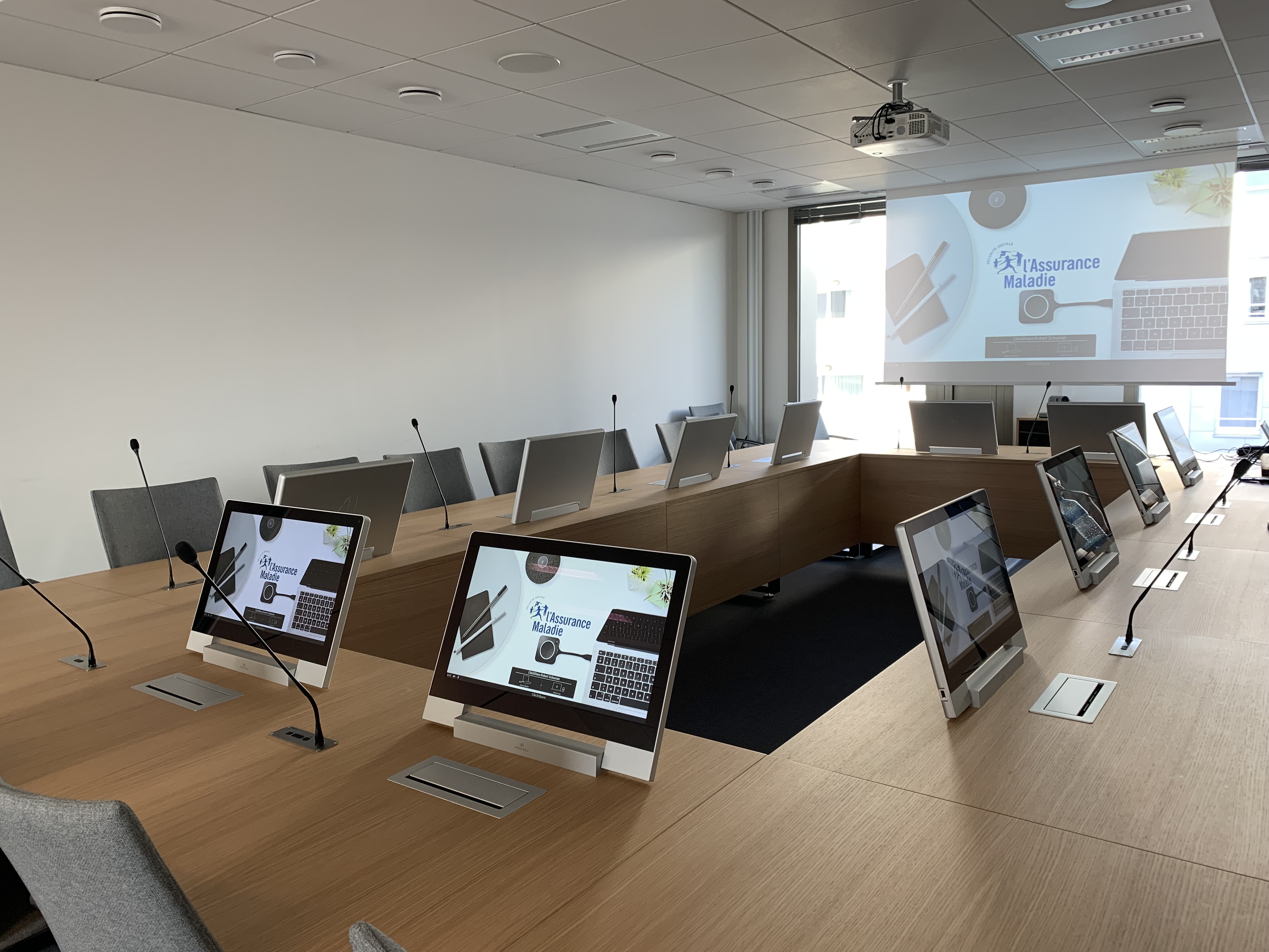 Los monitores plegables AH2 son elegantes y extremadamente fáciles de integrar en cualquier mesa de reuniones. Se pueden abatir manualmente cuando no se necesitan, dejando una vista totalmente despejada de la sala.