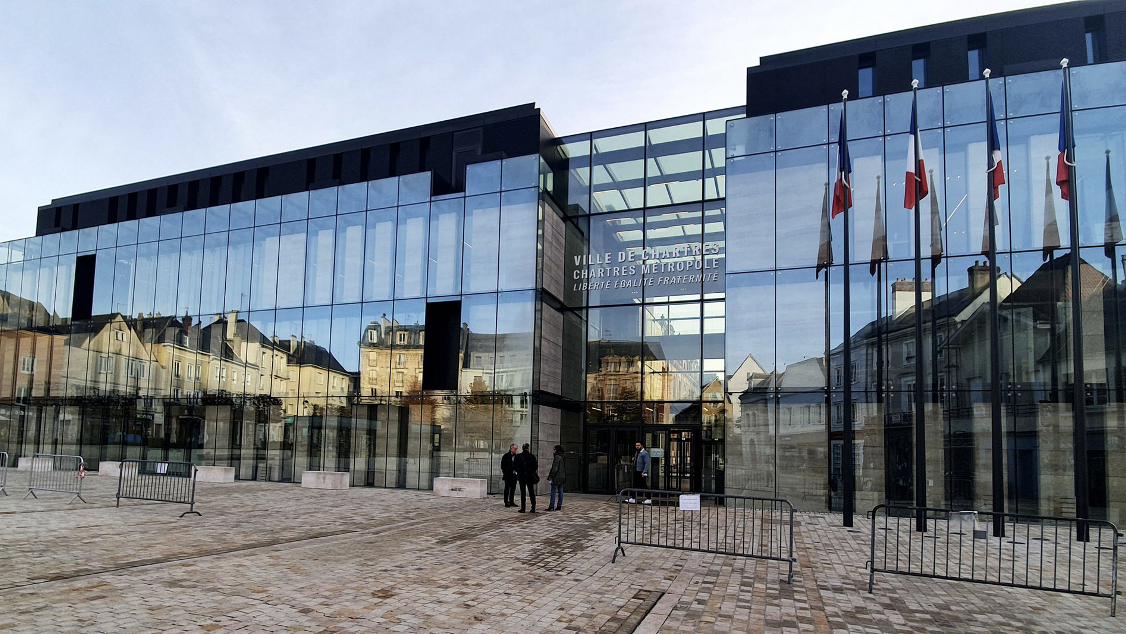 Arthur Holm’s Dynamic2 presides over Chartres city council’s new hemicycle